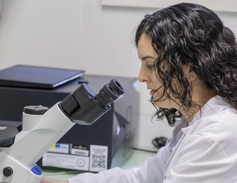 La investigadora Mireia López Siles, al laboratori de la Universitat de Girona.